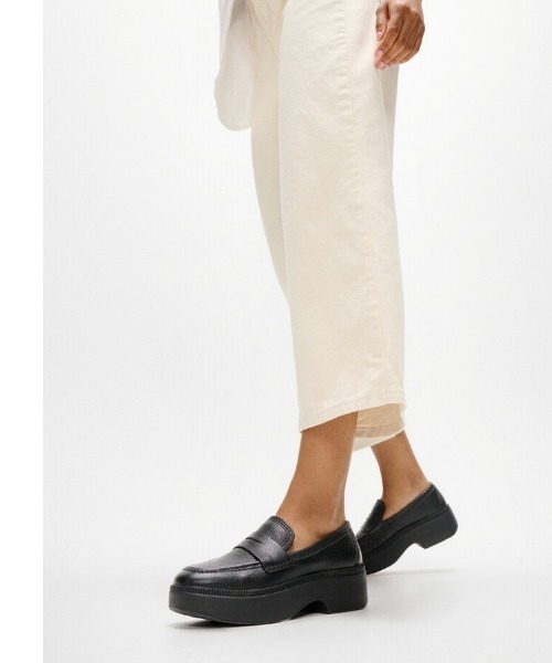 fitflop（フィットフロップ）の「F-LUMA STITCH TUMBLED-LEATHER PENNY LOAFERS / F-LUMA ステッチ タンブルドレザー ペニー ローファー（ローファー・レディース・ブラック・23cm/24cm/25cm/22cm）」の4枚目の写真