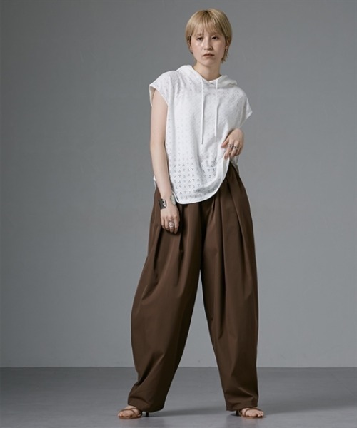 Soiunique（スワユニーク）の「光沢素材たっぷりタックボリュームパンツ ［Soiunique］（その他パンツ・レディース・ブラウン/ブラック・FREE）」の3枚目の写真