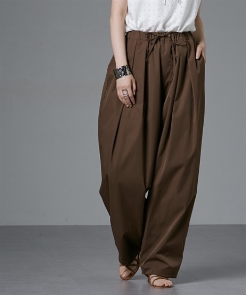 Soiunique（スワユニーク）の「光沢素材たっぷりタックボリュームパンツ ［Soiunique］（その他パンツ・レディース・ブラウン/ブラック・FREE）」の4枚目の写真