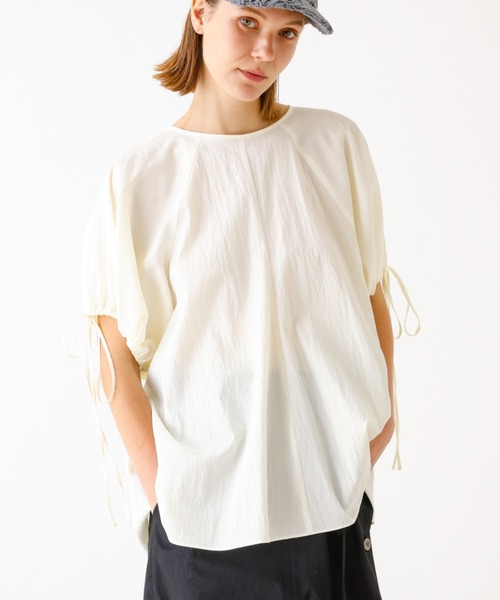 DESIGNWORKS(デザインワークス)の「リボンスリーブブラウス(シャツ/ブラウス・レディース・オフホワイト/ローズ/ブラック・38)」の1枚目の写真