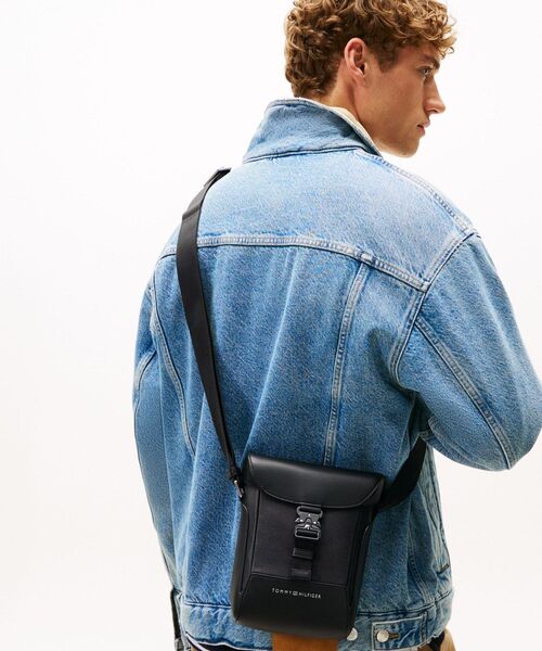 TOMMY HILFIGER(トミーヒルフィガー)の「モダンフラップミニリポーターバッグ(ボディバッグ/ウエストポーチ・メンズ・ブラック・FREE)」の2枚目の写真