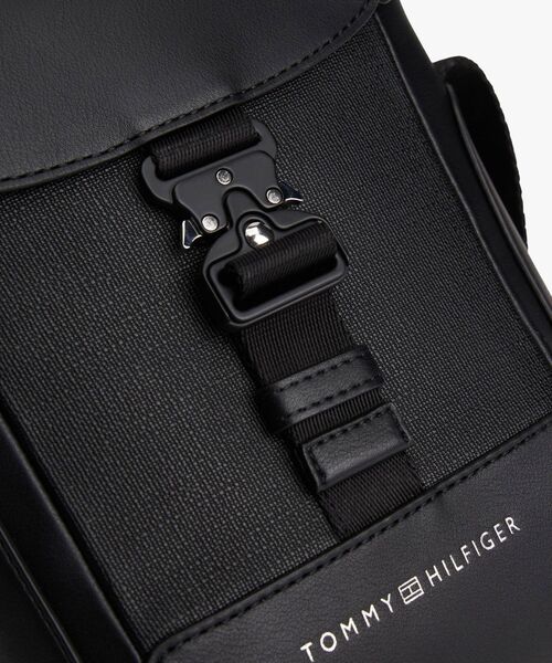 TOMMY HILFIGER(トミーヒルフィガー)の「モダンフラップミニリポーターバッグ(ボディバッグ/ウエストポーチ・メンズ・ブラック・FREE)」の5枚目の写真