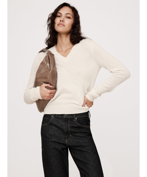 Banana Republic（バナナリパブリック）の「ライトウェイト カシミヤ Vネックセーター（ニット/セーター・レディース・ピンク系その他/アイボリー/レッド/ブルー/ネイビー/ベージュ・L/M/XS/S）」の2枚目の写真