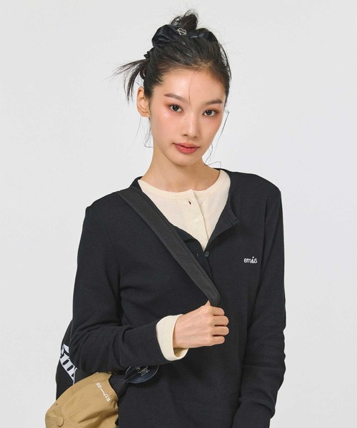 EMIS(イミス)の「HENLEY NECK T-SHIRT(Tシャツ/カットソー・レディース・ブラック/アイボリー・FREE)」の4枚目の写真