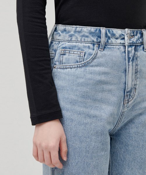 MUSINSA STANDARD WOMAN（ムシンサスタンダードウーマン）の「レディースママフィットデニムパンツ【ライトインディゴ】（デニムパンツ・レディース・その他・24/25/26/27/28/29/30）」の4枚目の写真