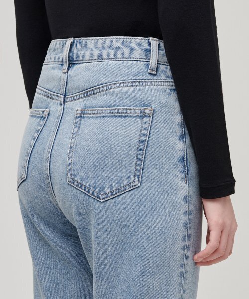 MUSINSA STANDARD WOMAN（ムシンサスタンダードウーマン）の「レディースママフィットデニムパンツ【ライトインディゴ】（デニムパンツ・レディース・その他・24/25/26/27/28/29/30）」の5枚目の写真