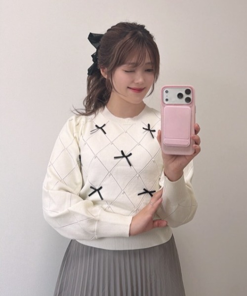 Belle Cie（ベルシー）の「パールリボン透かし編みダイヤ柄ニット（ニット/セーター・レディース・ホワイト/グレー/ピンク・FREE）」の4枚目の写真