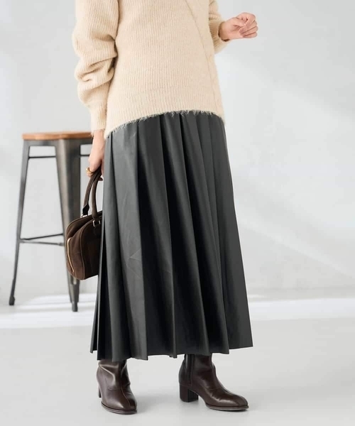 a.v.v(アーヴェヴェ)の「【洗える】レザープリーツスカート(スカート・レディース・チャコールグレー・39)」の3枚目の写真