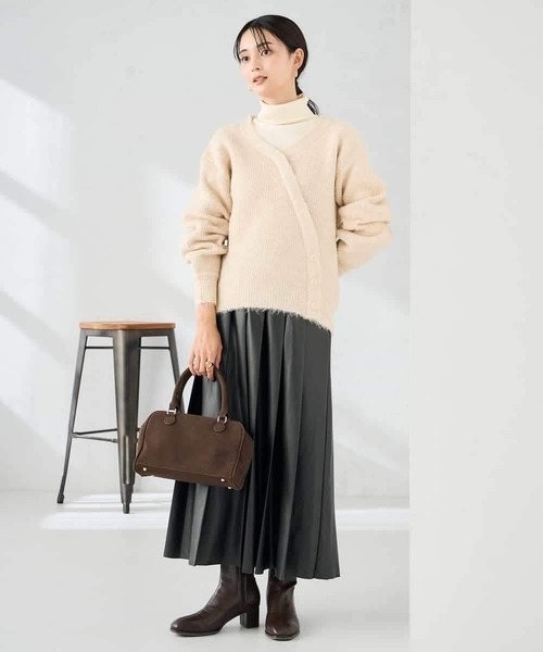 a.v.v(アーヴェヴェ)の「【洗える】レザープリーツスカート(スカート・レディース・チャコールグレー・39)」の6枚目の写真