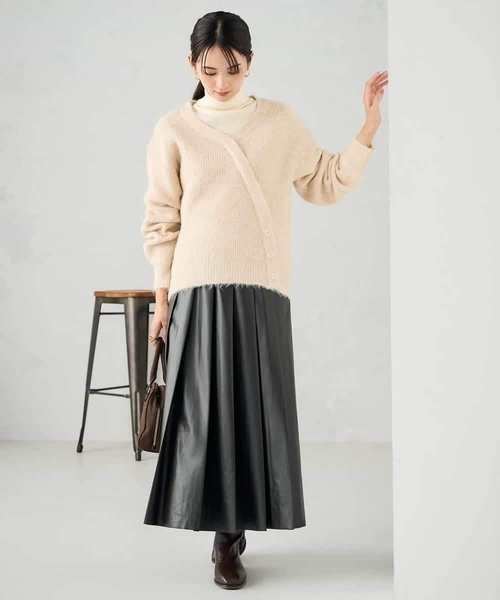a.v.v(アーヴェヴェ)の「【洗える】レザープリーツスカート(スカート・レディース・チャコールグレー・39)」の7枚目の写真