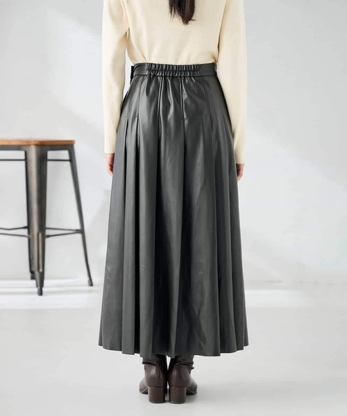 a.v.v(アーヴェヴェ)の「【洗える】レザープリーツスカート(スカート・レディース・チャコールグレー・39)」の13枚目の写真