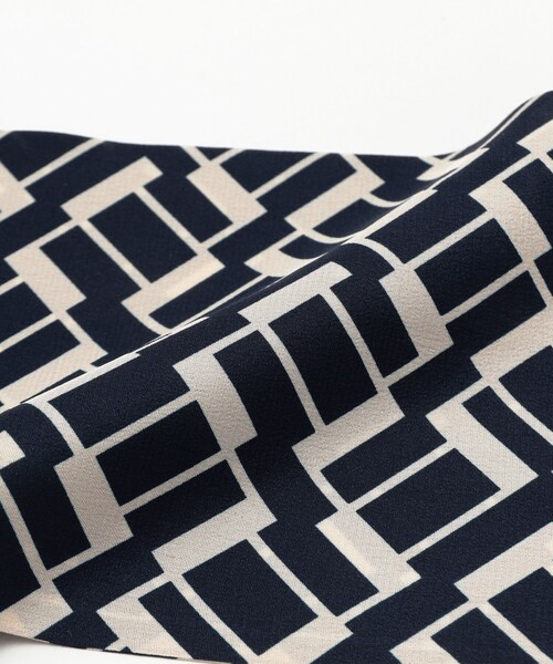 BEAMS F（ビームスエフ）の「Holliday & Brown / シルク ジオメトリック柄 スカーフ（マフラー・メンズ・ブラック/ベージュ・ONE SIZE）」の5枚目の写真