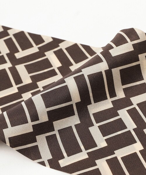 BEAMS F（ビームスエフ）の「Holliday & Brown / シルク ジオメトリック柄 スカーフ（マフラー・メンズ・ブラック/ベージュ・ONE SIZE）」の8枚目の写真