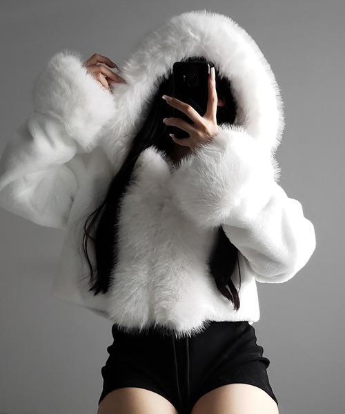 me+em select(ミームセレクト)の「【 2color 】フェイクファーフードレディーショートコート / fake fur hoodec lady short coat(その他アウター・レディース・ブラック/ホワイト・FREE)」の2枚目の写真
