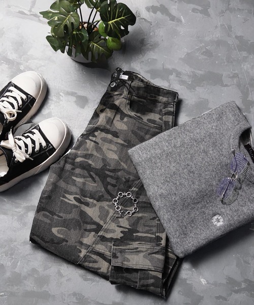 1111clothing(ワンフォークロージング)の「迷彩 カモフラージュ バレルレッグ カーゴパンツ / Camouflage Barrel Leg Cargo Pants(カーゴパンツ・メンズ・カモフラージュ・M/L/XL)」の2枚目の写真
