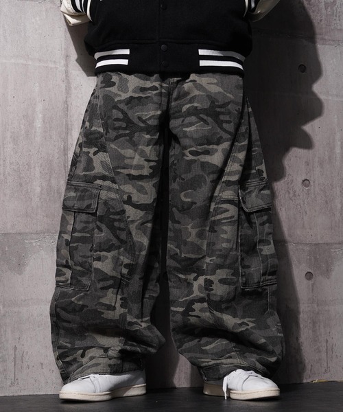 1111clothing(ワンフォークロージング)の「迷彩 カモフラージュ バレルレッグ カーゴパンツ / Camouflage Barrel Leg Cargo Pants(カーゴパンツ・メンズ・カモフラージュ・M/L/XL)」の4枚目の写真