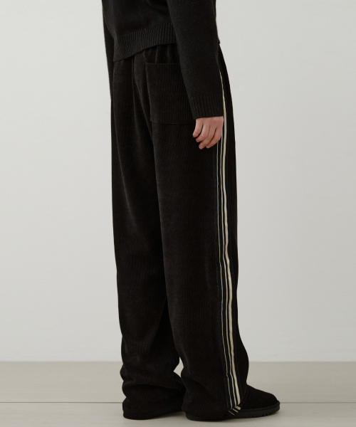 WEDNESDAYOASISFORWOMEN（ウェンズデー オアシス フォー ウーマン）の「W/エッセンシャルライントラックコーデュロイワイドパンツ_BLACK(W25-PT34)（その他パンツ・レディース・ブラック・MEDIUM/LARGE）」の2枚目の写真