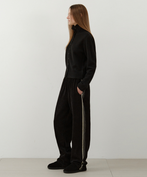 WEDNESDAYOASISFORWOMEN（ウェンズデー オアシス フォー ウーマン）の「W/エッセンシャルライントラックコーデュロイワイドパンツ_BLACK(W25-PT34)（その他パンツ・レディース・ブラック・MEDIUM/LARGE）」の3枚目の写真