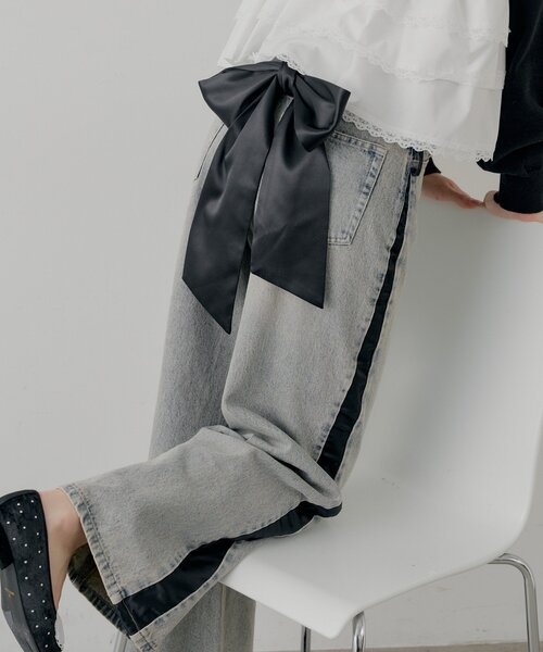 Chico（チコ）の「【SALON by Chico】取り外しリボンサイドラインストレートルーズデニム（デニムパンツ・レディース・グレー/ブルー系その他・MEDIUM/SMALL）」の2枚目の写真