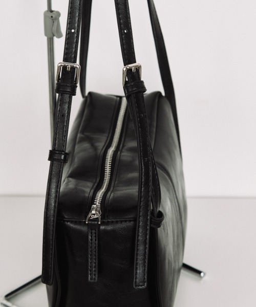 arholiday.standard(エーアールホリデースタンダード)の「2way square double strap shoulder bag / 2wayスクエアダブルストラップショルダーバッグ(ショルダーバッグ・レディース・キャメル/ブラック・FREE)」の6枚目の写真