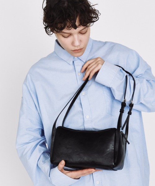 arholiday.standard(エーアールホリデースタンダード)の「2way square double strap shoulder bag / 2wayスクエアダブルストラップショルダーバッグ(ショルダーバッグ・レディース・キャメル/ブラック・FREE)」の9枚目の写真