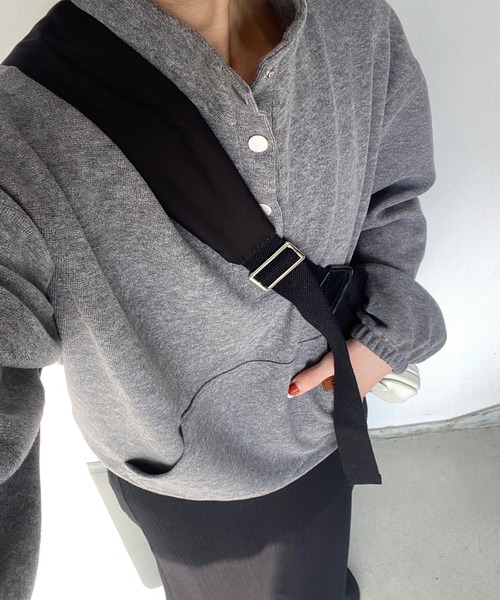 ISOOK（アイスー）の「ハーフボタンソフトフリースプルオーバー(kiharu select) / プルオーバー トレーナー トップス ドットボタン オーバーサイズ ビッグシルエット ルーズ グレー（ブルゾン・レディース・グレー・FREE）」の2枚目の写真