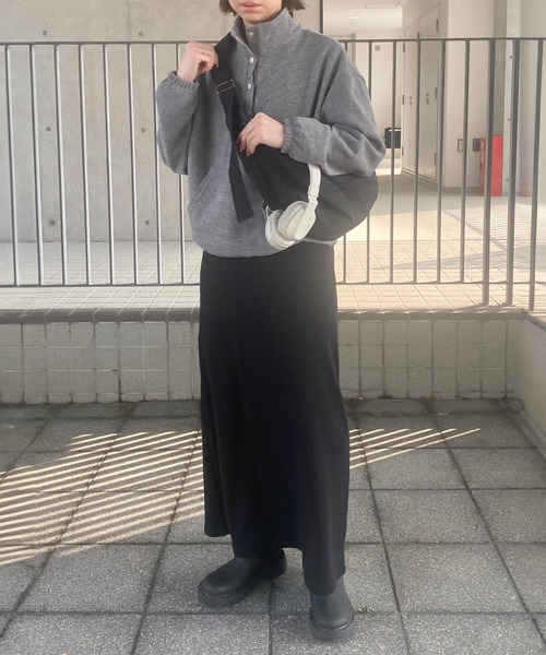 ISOOK（アイスー）の「ハーフボタンソフトフリースプルオーバー(kiharu select) / プルオーバー トレーナー トップス ドットボタン オーバーサイズ ビッグシルエット ルーズ グレー（ブルゾン・レディース・グレー・FREE）」の4枚目の写真