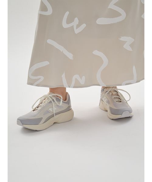 emmi（エミ）の「サテンナロースカート【セットアップ対応】（スカート・レディース・オフホワイト/ライトブルー/ブラック/ベージュ・1/0）」の16枚目の写真