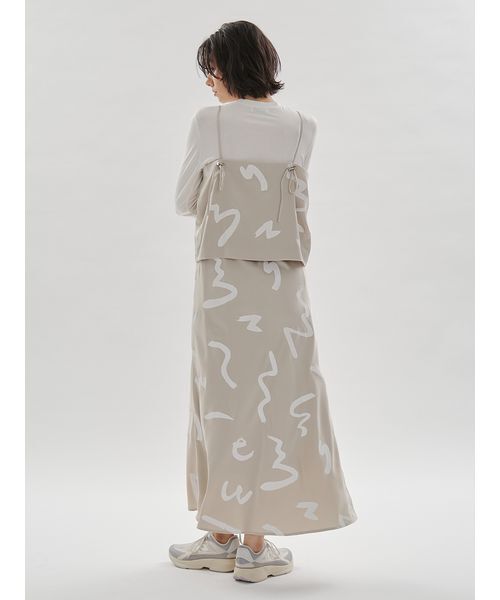 emmi（エミ）の「サテンナロースカート【セットアップ対応】（スカート・レディース・オフホワイト/ライトブルー/ブラック/ベージュ・1/0）」の18枚目の写真