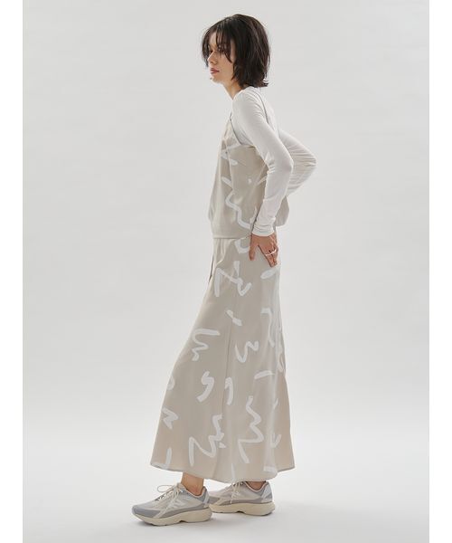 emmi（エミ）の「サテンナロースカート【セットアップ対応】（スカート・レディース・オフホワイト/ライトブルー/ブラック/ベージュ・1/0）」の19枚目の写真