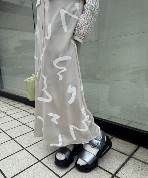 emmi（エミ）の「サテンナロースカート【セットアップ対応】（スカート・レディース・オフホワイト/ライトブルー/ブラック/ベージュ・1/0）」の4枚目の写真