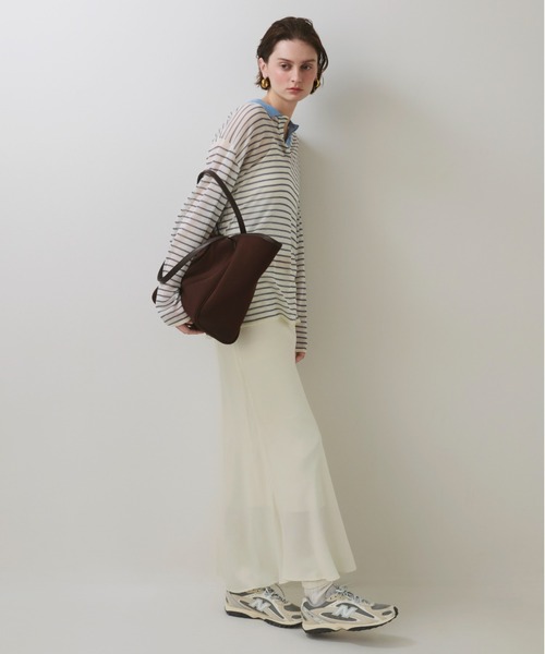 emmi（エミ）の「サテンナロースカート【セットアップ対応】（スカート・レディース・オフホワイト/ライトブルー/ブラック/ベージュ・1/0）」の2枚目の写真