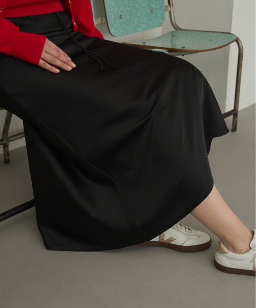 emmi（エミ）の「サテンナロースカート【セットアップ対応】（スカート・レディース・オフホワイト/ライトブルー/ブラック/ベージュ・1/0）」の3枚目の写真