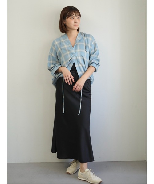 emmi（エミ）の「サテンナロースカート【セットアップ対応】（スカート・レディース・オフホワイト/ライトブルー/ブラック/ベージュ・1/0）」の20枚目の写真