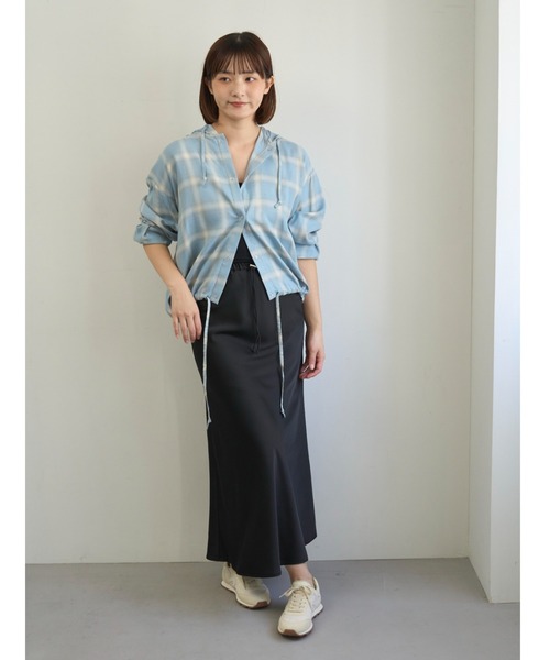 emmi（エミ）の「サテンナロースカート【セットアップ対応】（スカート・レディース・オフホワイト/ライトブルー/ブラック/ベージュ・1/0）」の21枚目の写真