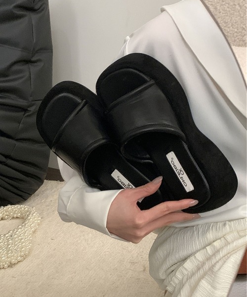 Jewelobe(ジュエローブ)の「シンセティックレザー×スエードタッチ厚底サンダル(サンダル・レディース・アイボリー/ブラウン/ブラック・XL/L/M/S)」の7枚目の写真