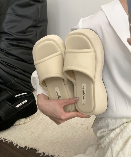 Jewelobe(ジュエローブ)の「シンセティックレザー×スエードタッチ厚底サンダル(サンダル・レディース・アイボリー/ブラウン/ブラック・XL/L/M/S)」の10枚目の写真