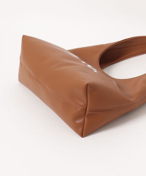 A.P.C.（アーペーセー）の「BABY NINON SHOULDER（ショルダーバッグ・レディース・ベージュ系その他/ブラウン・ONESIZE）」の4枚目の写真