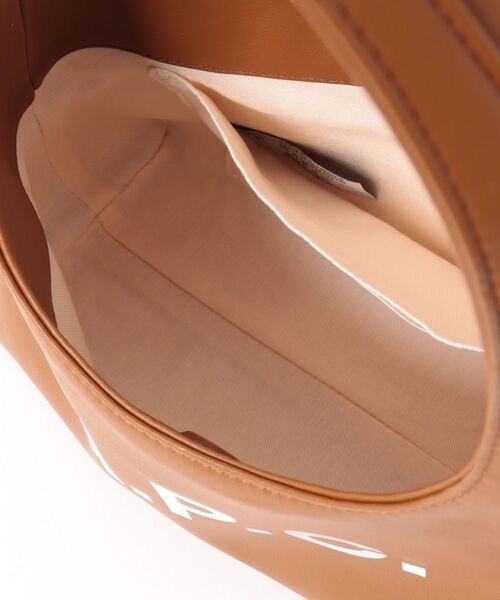 A.P.C.（アーペーセー）の「BABY NINON SHOULDER（ショルダーバッグ・レディース・ベージュ系その他/ブラウン・ONESIZE）」の5枚目の写真