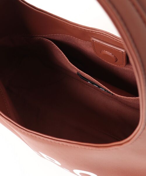 A.P.C.（アーペーセー）の「BABY NINON SHOULDER（ショルダーバッグ・レディース・ベージュ系その他/ブラウン・ONESIZE）」の6枚目の写真