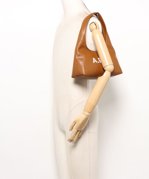 A.P.C.（アーペーセー）の「BABY NINON SHOULDER（ショルダーバッグ・レディース・ベージュ系その他/ブラウン・ONESIZE）」の7枚目の写真