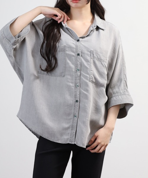 hunch(ハンチ)の「hunch 4.5オンス テンセルデニムドルマンシャツ 半端袖(シャツ/ブラウス・レディース・ブルー/グレー/ライトインディゴブルー・FREE)」の4枚目の写真