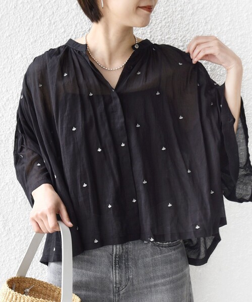SHIPS(シップス)の「〈手洗い可能〉コットン オーガンジー リーフ 刺繍 羽織 ブラウス(シャツ/ブラウス・レディース・ブラック/カーキ/オフホワイト・ONE SIZE)」の5枚目の写真