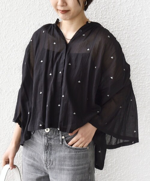 SHIPS(シップス)の「〈手洗い可能〉コットン オーガンジー リーフ 刺繍 羽織 ブラウス(シャツ/ブラウス・レディース・ブラック/カーキ/オフホワイト・ONE SIZE)」の4枚目の写真