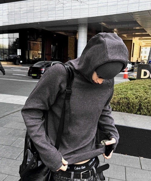 COSYHARU(コシハル)の「バラクラバ斜線フード(パーカー・メンズ・チャコール/ブラック・FREE)」の13枚目の写真