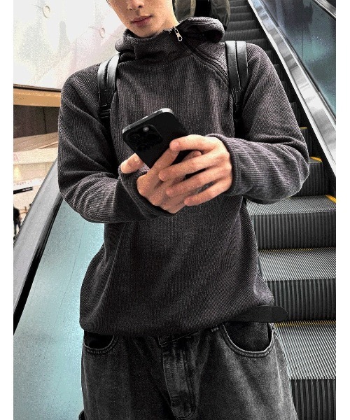 COSYHARU(コシハル)の「バラクラバ斜線フード(パーカー・メンズ・チャコール/ブラック・FREE)」の16枚目の写真