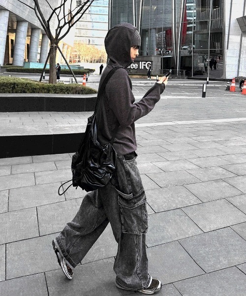 COSYHARU(コシハル)の「バラクラバ斜線フード(パーカー・メンズ・チャコール/ブラック・FREE)」の17枚目の写真