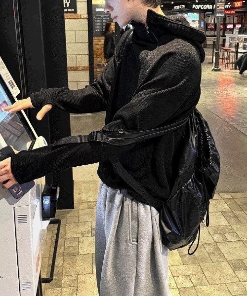 COSYHARU(コシハル)の「バラクラバ斜線フード(パーカー・メンズ・チャコール/ブラック・FREE)」の7枚目の写真
