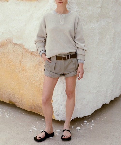 LOW CLASSIC(ロウ クラシック)の「TUCK POINT TURN-UP SHORTS(その他パンツ・レディース・チャコール/カーキ/ライトグレー・L/M/S)」の13枚目の写真