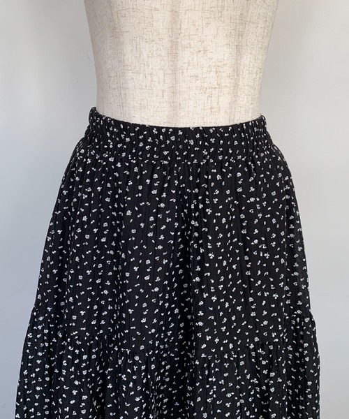 Maison Calme（メゾンカルム）の「【26年春夏新作】小花柄シアーティアードウエストゴムフレアマキシ丈スカート　裏地付き【シュシュ付き】（スカート・レディース・アイボリー/ピンク/ブラック・F）」の6枚目の写真